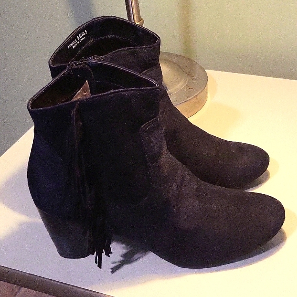 Chinese Laundry Black Fringe Vegan Suede Ankle Boots 9.5 2.5" Heels